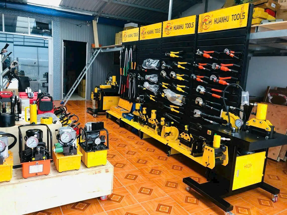 Khu trưng bày bơm thủy lực TLP HUANHU tại cửa hàng Cơ Khí Thủy Lực