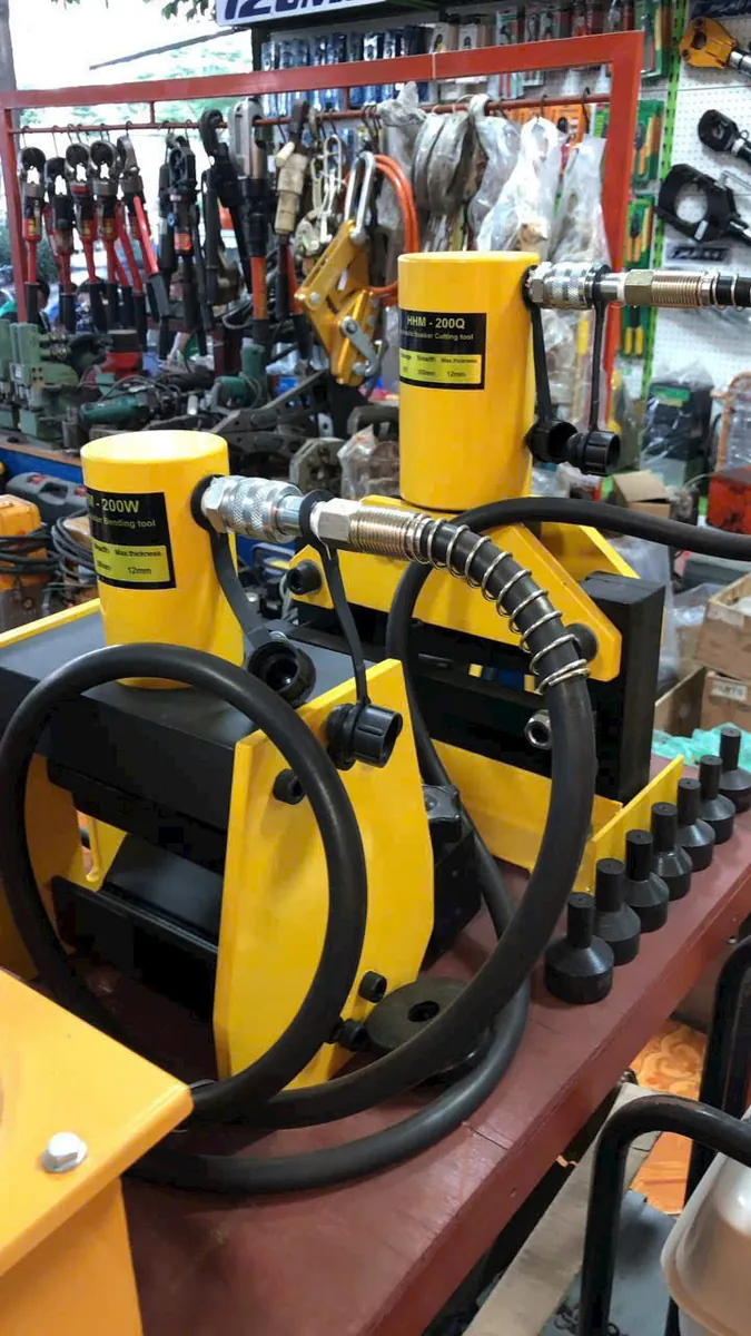 Máy uốn, cắt thanh cái HHM-200 tại cửa hàng Cơ Khí Thủy Lực