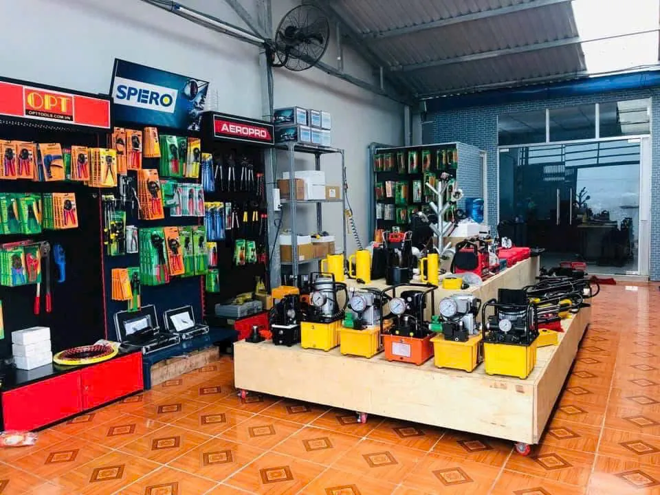 Showroom trưng bày dụng cụ thủy lực tại cửa hàng Cơ Khí Thủy Lực